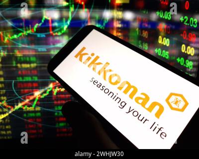 Konskie, Polen – 09. Februar 2024: Das Firmenlogo von Kikkoman wird auf dem Mobiltelefon angezeigt Stockfoto