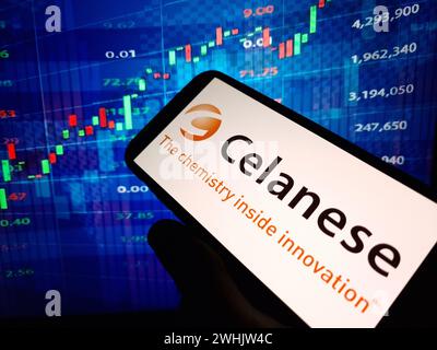 Konskie, Polen – 09. Februar 2024: Das Firmenlogo von Celanese wird auf dem Mobiltelefon angezeigt Stockfoto