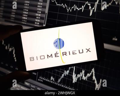 Konskie, Polen – 09. Februar 2024: Das Firmenlogo von bioMerieux wird auf dem Mobiltelefon angezeigt Stockfoto