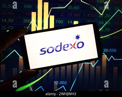 Konskie, Polen – 09. Februar 2024: Das Firmenlogo von Sodexo wird auf dem Mobiltelefon angezeigt Stockfoto