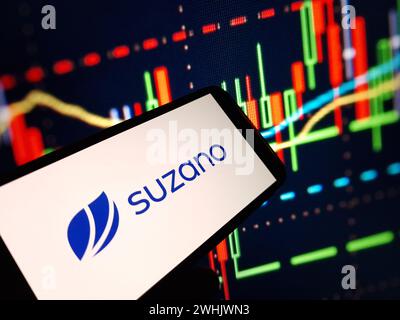 Konskie, Polen – 09. Februar 2024: Das Firmenlogo von Suzano wird auf dem Mobiltelefon angezeigt Stockfoto