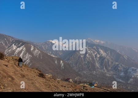 Srinagar, Kaschmir, Indien. Februar 2024. Ein Mann aus Kaschmir geht an einem kalten Wintertag den Hügel hinauf am Rande von Srinagar, der Sommerhauptstadt von Jammu und Kaschmir. (Credit Image: © Saqib Majeed/SOPA Images via ZUMA Press Wire) NUR REDAKTIONELLE VERWENDUNG! Nicht für kommerzielle ZWECKE! Stockfoto