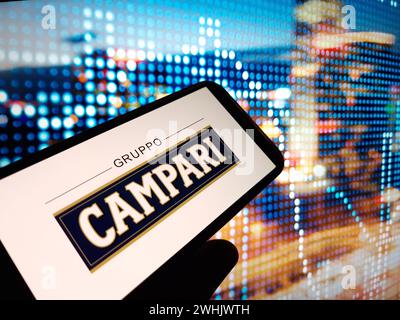 Konskie, Polen – 09. Februar 2024: Das Firmenlogo von Campari wird auf dem Mobiltelefon angezeigt Stockfoto