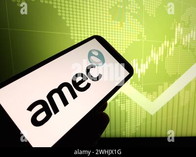 Konskie, Polen – 09. Februar 2024: Das Firmenlogo von AMEC wird auf dem Mobiltelefon angezeigt Stockfoto