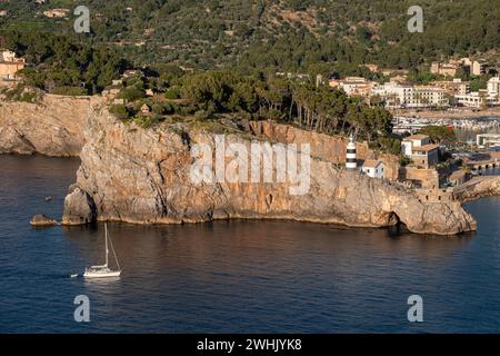 Schiff fährt in den Hafen von Soller ein Stockfoto