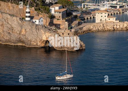 Schiff fährt in den Hafen von Soller ein Stockfoto