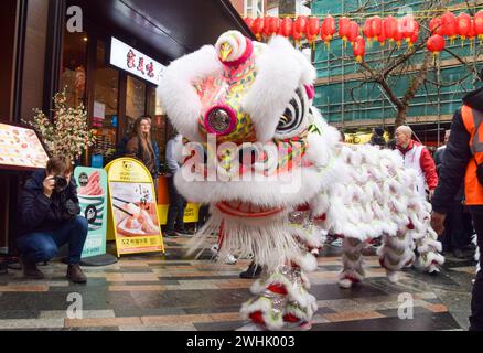 London, Großbritannien. Februar 2024. Löwentänzer treten auf, um zum chinesischen Neujahr in Londons Chinatown Glück in Restaurants und Geschäften zu bringen. (Foto: Vuk Valcic/SOPA Images/SIPA USA) Credit: SIPA USA/Alamy Live News Stockfoto