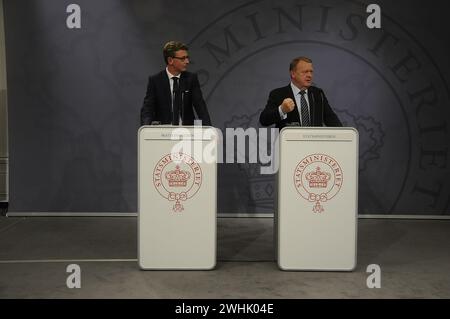 Kopenhagen/Dänemark - 13. Juni 2017. Der dänische Premierminister Lars Lokke Rasmussen(R) und der dänische Steuerminister Karsten Lauritzen halten eine Pressekonferenz in der Spiegelhalle des Premierministers ab und sagten der Nation, dass die Steuerabteilung am 1. juli 2018 entbunden wird und dass es ein neues Modell 7-Büro mit einem neuen Steuersystem gibt, das viel einfacher wird für Nation. (Photo.Francis Joseph Dean/Deanpictures) Stockfoto