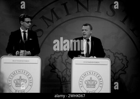 Kopenhagen/Dänemark - 13. Juni 2017. Der dänische Premierminister Lars Lokke Rasmussen(R) und der dänische Steuerminister Karsten Lauritzen halten eine Pressekonferenz in der Spiegelhalle des Premierministers ab und sagten der Nation, dass die Steuerabteilung am 1. juli 2018 entbunden wird und dass es ein neues Modell 7-Büro mit einem neuen Steuersystem gibt, das viel einfacher wird für Nation. (Photo.Francis Joseph Dean/Deanpictures) Stockfoto