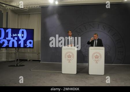 Kopenhagen/Dänemark - 13. Juni 2017. Der dänische Premierminister Lars Lokke Rasmussen(R) und der dänische Steuerminister Karsten Lauritzen halten eine Pressekonferenz in der Spiegelhalle des Premierministers ab und sagten der Nation, dass die Steuerabteilung am 1. juli 2018 entbunden wird und dass es ein neues Modell 7-Büro mit einem neuen Steuersystem gibt, das viel einfacher wird für Nation. (Photo.Francis Joseph Dean/Deanpictures) Stockfoto