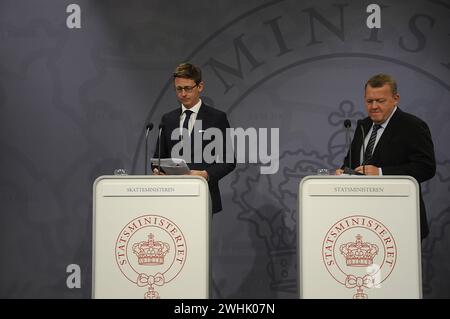 Kopenhagen/Dänemark - 13. Juni 2017. Der dänische Premierminister Lars Lokke Rasmussen(R) und der dänische Steuerminister Karsten Lauritzen halten eine Pressekonferenz in der Spiegelhalle des Premierministers ab und sagten der Nation, dass die Steuerabteilung am 1. juli 2018 entbunden wird und dass es ein neues Modell 7-Büro mit einem neuen Steuersystem gibt, das viel einfacher wird für Nation. (Photo.Francis Joseph Dean/Deanpictures) Stockfoto