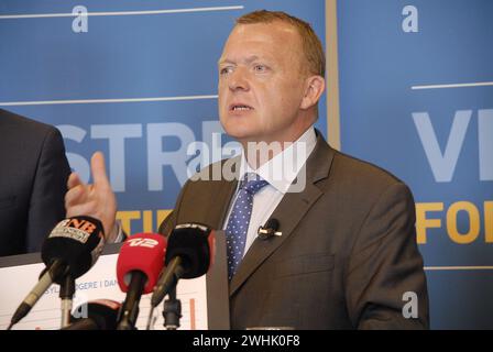 KOPENHAGEN/DÄNEMARK. 9. Juni 2015  liber-Wahlen die neue liberale Partei und die dänische Liberale Partei halten gemeinsame Pressekonferenz ab, um die Kontrolle über den politischen Sylumsucher und die Reduzierung des Taschengeldes auf der Pressekonferenz im Zentrum Lars Lokke Rasmussen Parteivorsitzender und Premierminister kadidieren auf seiner linken Seite Inger Stojberg und dem Fraktionsvorsitzenden Kristian jensen heute in Christiansborg (Foto: Francis Joseph Dean/Deanpictures) Stockfoto