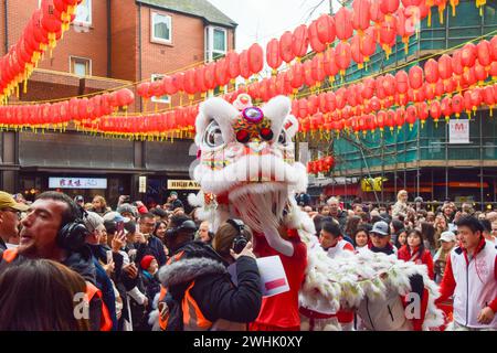 London, Großbritannien. Februar 2024. Löwentänzer treten auf, um zum chinesischen Neujahr in Londons Chinatown Glück in Restaurants und Geschäften zu bringen. (Credit Image: © Vuk Valcic/SOPA Images via ZUMA Press Wire) NUR REDAKTIONELLE VERWENDUNG! Nicht für kommerzielle ZWECKE! Quelle: ZUMA Press, Inc./Alamy Live News Stockfoto