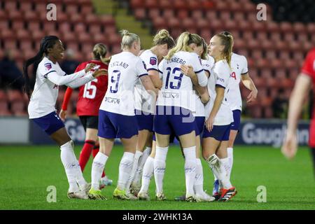 London, England. Februar 2024. Die Spieler von Tottenham Hotspur feiern ein Tor, das Kit Graham von Tottenham Hotspur im FA Cup der Frauen zwischen Tottenham Hotspur und Charlton Athletic in der Brisbane Road erzielte. Quelle: Alexander Canillas/Alamy Live News Stockfoto