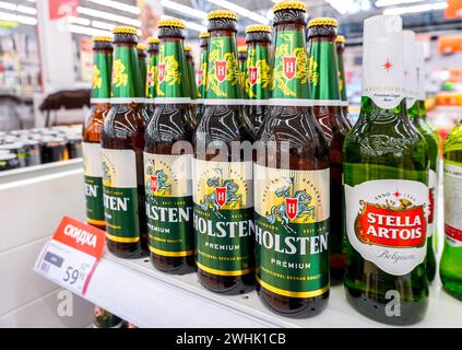 Samara, Russland - 20. Mai 2023: Holsten abgefülltes alkoholisches Bier auf dem Regal in einem Superstore. Verschiedene alkoholische Getränke in Flaschen und Spirituosen. Ausw Stockfoto