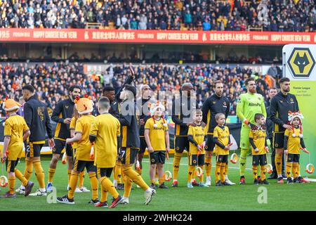 Wolverhampton, Großbritannien. Februar 2024. Die Spieler der Wölfe stellen sich vor dem Auftakt während des Premier League-Spiels zwischen Wolverhampton Wanderers und Brentford in Molineux, Wolverhampton, England am 10. Februar 2024 auf Maskottchen. Foto von Stuart Leggett. Nur redaktionelle Verwendung, Lizenz für kommerzielle Nutzung erforderlich. Keine Verwendung bei Wetten, Spielen oder Publikationen eines einzelnen Clubs/einer Liga/eines Spielers. Quelle: UK Sports Pics Ltd/Alamy Live News Stockfoto