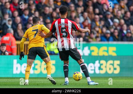 Wolverhampton, Großbritannien. Februar 2024. Pedro Neto und Brentfords Ethan Pinnock im Spiel der Premier League zwischen den Wolverhampton Wanderers und Brentford am 10. Februar 2024 in Molineux, Wolverhampton, England. Foto von Stuart Leggett. Nur redaktionelle Verwendung, Lizenz für kommerzielle Nutzung erforderlich. Keine Verwendung bei Wetten, Spielen oder Publikationen eines einzelnen Clubs/einer Liga/eines Spielers. Quelle: UK Sports Pics Ltd/Alamy Live News Stockfoto