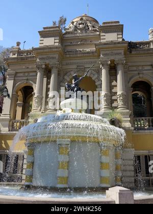 Santiago, Chile - 14. dezember 2013 - Brunnen im historischen Gebäude in der Innenstadt von Santiago, Chile Stockfoto