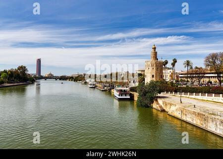 Blick über den Rio Guadalquivir mit Torre del Oro und Uferpromenade, Torre Sevilla im Hintergrund, Sevilla, Andalusien, Spanien Stockfoto