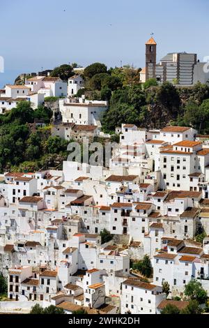 Typisches weißes Dorf Casares, Häuser und Kirche auf einem Hügel, Blick auf das Dorf, Route der weißen Dörfer, Malaga, Andalusien, Spanien Stockfoto
