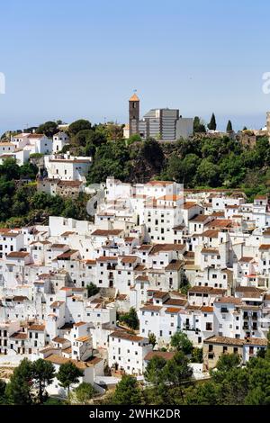 Typisches weißes Dorf Casares, Häuser und Kirche auf einem Hügel, Blick auf das Dorf, Route der weißen Dörfer, Malaga, Andalusien, Spanien Stockfoto