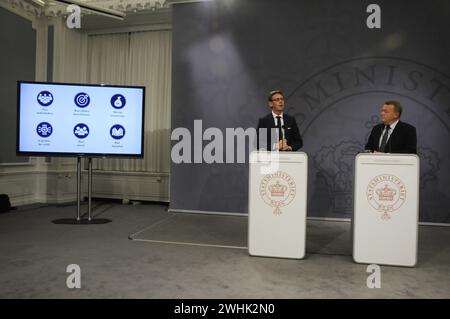 Kopenhagen/Dänemark - 13. Juni 2017. Der dänische Premierminister Lars Lokke RasmussenR und der dänische Minister für Steuern Karsten Lauritzen halten eine Pressekonferenz in der Spiegelhalle des Premierministers ab und sagten der Nation, dass die Steuerabteilung am 1. juli 2018 entbunden wird und dass es ein neues Modell 7-Büro mit einem neuen Steuersystem gibt, das viel einfacher wird für Nation. Photo.Francis Joseph Dean/Deanpictures Stockfoto