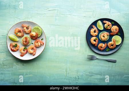 Shrimps, Overhead Flat Lay Shot mit Kopierraum. Gekochte Garnelen Stockfoto