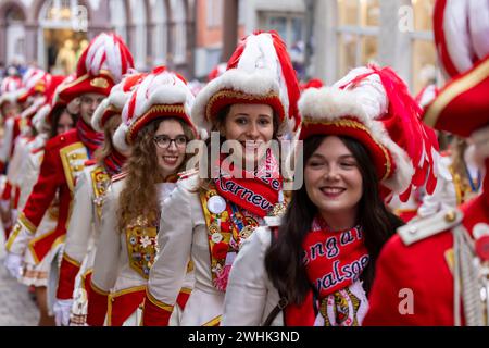 Wetzlar, Deutschland. Februar 2024. Während der kleinen Karnevalsparade der Wetzlarer Karnevalsgesellschaft am Karnevalssamstag stürmen die Karnevalskünstler symbolisch das Rathaus am Fischmarkt in der historischen Altstadt von Wetzlar, entreißen dem Richter (Leitung der Stadtverwaltung) den Schlüssel zum Rathaus und übernehmen Sie die Stadtverwaltung. Hier marschiert die Prinzengarde. Quelle: Lademannmedia/Alamy Live News Stockfoto