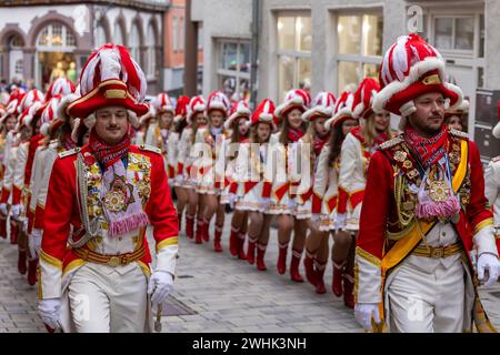 Wetzlar, Deutschland. Februar 2024. Während der kleinen Karnevalsparade der Wetzlarer Karnevalsgesellschaft am Karnevalssamstag stürmen die Karnevalskünstler symbolisch das Rathaus am Fischmarkt in der historischen Altstadt von Wetzlar, entreißen dem Richter (Leitung der Stadtverwaltung) den Schlüssel zum Rathaus und übernehmen Sie die Stadtverwaltung. Hier marschiert die Prinzengarde. Quelle: Lademannmedia/Alamy Live News Stockfoto