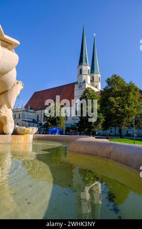 Wallfahrt, Kapellplatz mit der Pfarrkirche St. Philipp und Jakob, Altoetting, Oberbayern, Deutschland Stockfoto