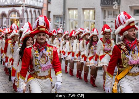 Wetzlar, Deutschland. Februar 2024. Während der kleinen Karnevalsparade der Wetzlarer Karnevalsgesellschaft am Karnevalssamstag stürmen die Karnevalskünstler symbolisch das Rathaus am Fischmarkt in der historischen Altstadt von Wetzlar, entreißen dem Richter (Leitung der Stadtverwaltung) den Schlüssel zum Rathaus und übernehmen Sie die Stadtverwaltung. Hier marschiert die Prinzengarde. Quelle: Lademannmedia/Alamy Live News Stockfoto