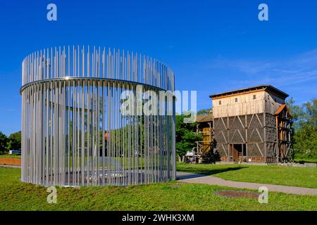Graduationsturm, Graduiertengebäude, Salzwerk, mit moderner Skulptur Rundbrunnen, Steinhof, Unteres Salzwerk, Bad Kissingen, Rhoen, Senken Stockfoto