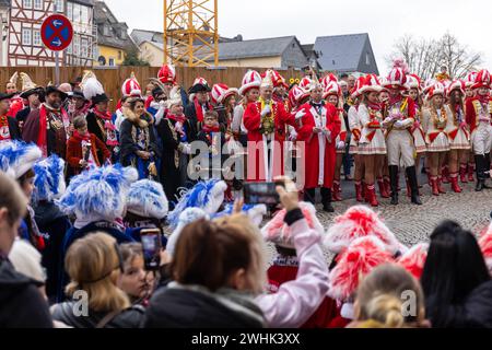 Wetzlar, Deutschland. Februar 2024. Während der kleinen Karnevalsparade der Wetzlarer Karnevalsgesellschaft am Karnevalssamstag stürmen die Karnevalskünstler symbolisch das Rathaus am Fischmarkt in der historischen Altstadt von Wetzlar, entreißen dem Richter (Leitung der Stadtverwaltung) den Schlüssel zum Rathaus und übernehmen Sie die Stadtverwaltung. Quelle: Lademannmedia/Alamy Live News Stockfoto