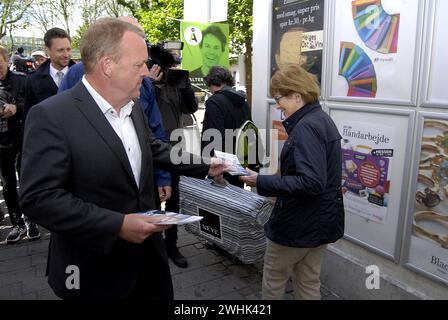 LYNGBY/KOPENHAGEN/DÄNEMARK. 15. JUNI 2015  der dänische liberale Parteivorsitzende und Premierminister kadiert den ehemaligen Premierminister Lars Lokke Rasmussen bei den gemeinsamen Straßenwahlen für den Kommunalkandidaten Jakob Engel-Schmidt in den Bezirken lyngby Stockfoto