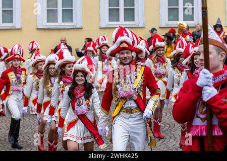 Wetzlar, Deutschland. Februar 2024. Während der kleinen Karnevalsparade der Wetzlarer Karnevalsgesellschaft am Karnevalssamstag stürmen die Karnevalskünstler symbolisch das Rathaus am Fischmarkt in der historischen Altstadt von Wetzlar, entreißen dem Richter (Leitung der Stadtverwaltung) den Schlüssel zum Rathaus und übernehmen Sie die Stadtverwaltung. Hier marschiert die Wache des Prinzen. Quelle: Lademannmedia/Alamy Live News Stockfoto