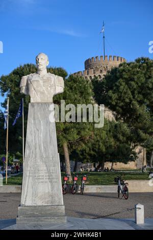 Marmorstatue von Admiral Nikolaos Votsis vor dem berühmten Weißen Turm in Thessaloniki, Griechenland, blauer Himmel, Kopierraum Stockfoto