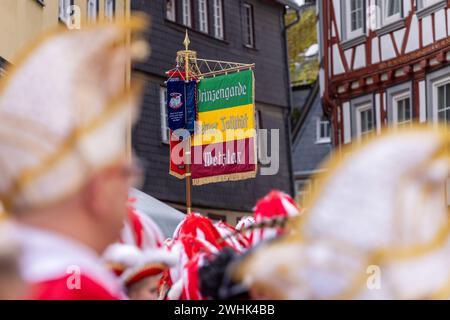 Wetzlar, Deutschland. Februar 2024. Während der kleinen Karnevalsparade der Wetzlarer Karnevalsgesellschaft am Karnevalssamstag stürmen die Karnevalskünstler symbolisch das Rathaus am Fischmarkt in der historischen Altstadt von Wetzlar, entreißen dem Richter (Leitung der Stadtverwaltung) den Schlüssel zum Rathaus und übernehmen Sie die Stadtverwaltung. Das Banner der Fürstenwache ist gehisst. Quelle: Lademannmedia/Alamy Live News Stockfoto