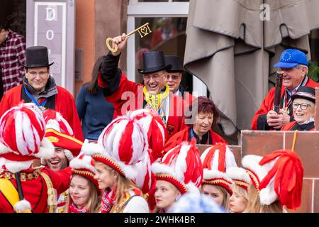 Wetzlar, Deutschland. Februar 2024. Während der kleinen Karnevalsparade der Wetzlarer Karnevalsgesellschaft am Karnevalssamstag stürmen die Karnevalskünstler symbolisch das Rathaus am Fischmarkt in der historischen Altstadt von Wetzlar, entreißen dem Richter (Leitung der Stadtverwaltung) den Schlüssel zum Rathaus und übernehmen Sie die Stadtverwaltung. Wetzlars Bürgermeister Manfred Wagner (Mitte) hält den Schlüssel und will ihn nicht aufgeben. Quelle: Lademannmedia/Alamy Live News Stockfoto