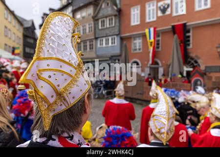 Wetzlar, Deutschland. Februar 2024. Während der kleinen Karnevalsparade der Wetzlarer Karnevalsgesellschaft am Karnevalssamstag stürmen die Karnevalskünstler symbolisch das Rathaus am Fischmarkt in der historischen Altstadt von Wetzlar, entreißen dem Richter (Leitung der Stadtverwaltung) den Schlüssel zum Rathaus und übernehmen Sie die Stadtverwaltung. Quelle: Lademannmedia/Alamy Live News Stockfoto