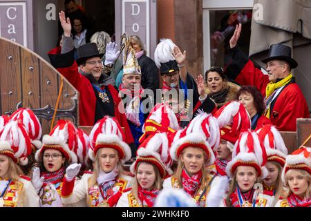 Wetzlar, Deutschland. Februar 2024. Während der kleinen Karnevalsparade der Wetzlarer Karnevalsgesellschaft am Karnevalssamstag stürmen die Karnevalskünstler symbolisch das Rathaus am Fischmarkt in der historischen Altstadt von Wetzlar, entreißen dem Richter (Leitung der Stadtverwaltung) den Schlüssel zum Rathaus und übernehmen Sie die Stadtverwaltung. Quelle: Lademannmedia/Alamy Live News Stockfoto