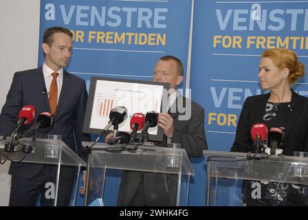 KOPENHAGEN/DÄNEMARK. 9. Juni 2015  liber-Wahlen die neue liberale Partei und die dänische Liberale Partei halten gemeinsame Pressekonferenz ab, um die Kontrolle über den politischen Sylumsucher und die Reduzierung des Taschengeldes auf der Pressekonferenz im Zentrum Lars Lokke Rasmussen Parteivorsitzender und Premierminister kadidieren auf seiner linken Seite Inger Stojberg und dem Fraktionsvorsitzenden Kristian jensen heute in Christiansborg Stockfoto