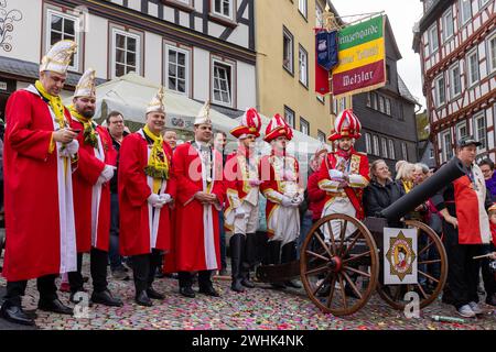 Wetzlar, Deutschland. Februar 2024. Während der kleinen Karnevalsparade der Wetzlarer Karnevalsgesellschaft am Karnevalssamstag stürmen die Karnevalskünstler symbolisch das Rathaus am Fischmarkt in der historischen Altstadt von Wetzlar, entreißen dem Richter (Leitung der Stadtverwaltung) den Schlüssel zum Rathaus und übernehmen Sie die Stadtverwaltung. Quelle: Lademannmedia/Alamy Live News Stockfoto