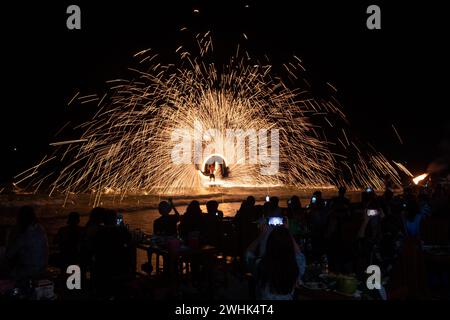 Fantastische Feuershow am Strand von Sai Kaew Beach, Mu Koh Samed, Rayong, Thailand Stockfoto