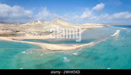 Playa de Sotavento, Fuerteventura: Ein atemberaubender Blick aus der Luft auf kristallklare Lagunen und weite Sanddünen an diesem berühmten kanarischen Strand. Stockfoto