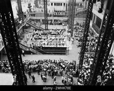 Hochwinkelansicht der US-Militärschlepper auf dem Weg zum Induktionszentrum, Pennsylvania Station, New York City, New York, USA, Marjory Collins, U.S. Office of war Information, August 1942 Stockfoto