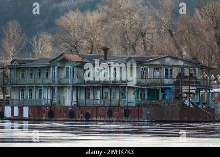 Altes, gruseliges Haus am Fluss, das wie Horrorfilme aussieht Stockfoto