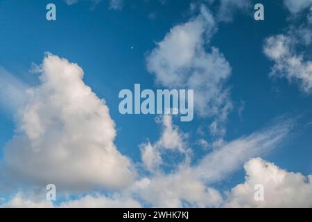 Himmelshintergrund mit weißen Cumulus-Wolken auf blauem Himmel Stockfoto