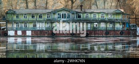 Gruseliges altes verlassenes Haus auf einem Lastkahn, das wie Horrorfilme aussieht Stockfoto