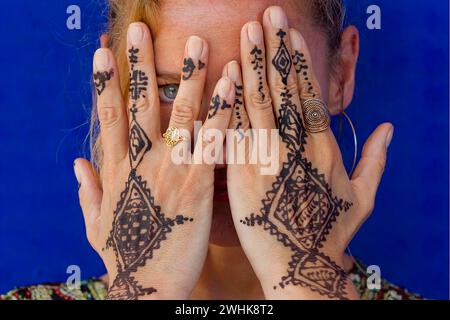 Frau mit traditionellem marokkanischem Handtätowier, Henna, Tattoo, Handwerk, Tradition, traditionell, orientalisch, arabisch, Pflanzenfarbe, Körperdekoration, Muster Stockfoto