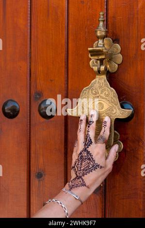 Traditioneller Türklopfer in Form einer Hand, Hand, Tattoo, Henna, traditionell, Türbeschlag, Tür, Messing, Hand, Eingang, klopfen, klopfen Stockfoto